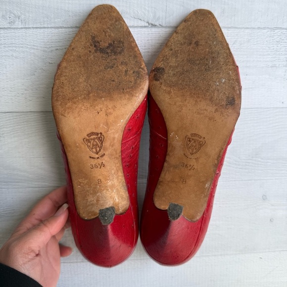 Vintage 80s Gucci Red Ostrich Leather Heel Pumps Size 36.5/6.5 - Picture 9 of 10